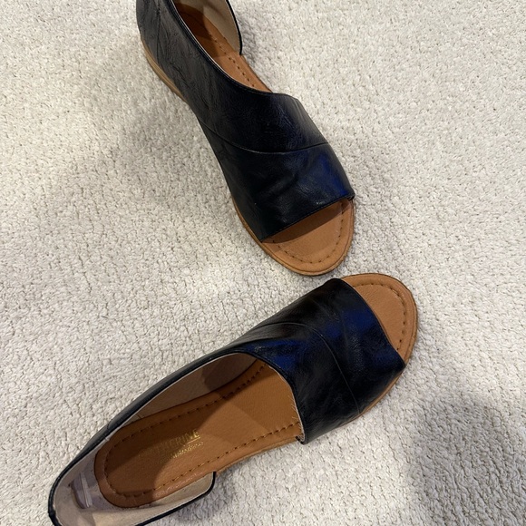 CATHERINE MALANDRINO SLIP-ON SANDAL - Picture 3 of 8